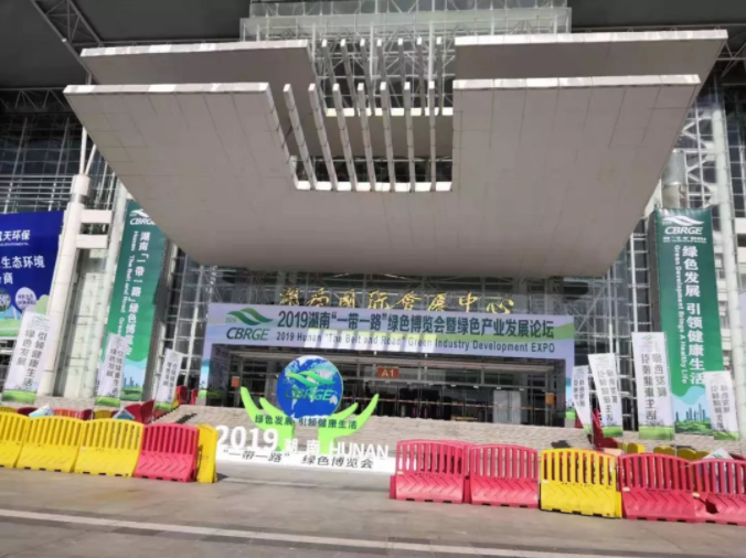寰宇股份攜智能家具、進(jìn)口PET裝飾板產(chǎn)品亮相“一帶一路”綠色博覽會暨綠色產(chǎn)業(yè)發(fā)展論壇